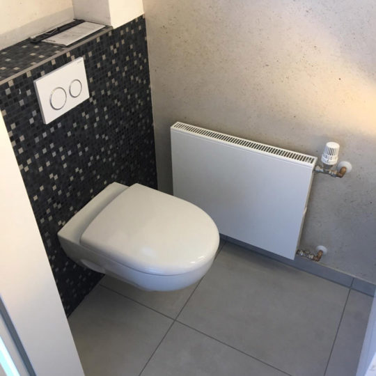 Ein neues 1,63 qm kleines Gäste-WC in Steinwerder nach der Badsanierung durch Bäder Dunkelmann.