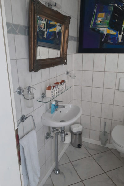 Ein 2qm kleines Gäste-WC in Bramstedt vor der Badsanierung durch Bäder Dunkelmann.