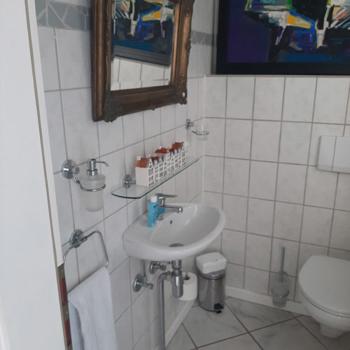 Ein 2qm kleines Gäste-WC in Bramstedt vor der Badsanierung durch Bäder Dunkelmann.