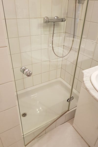 Die Dusche eines 2,7 qm kleinen Minibads in Barsbüttel vor der Badsanierung durch Bäder Dunkelmann.