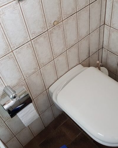 Altes 3qm Bad mit Dusche vor der Badsanierung durch Bäder Dunkelmann.