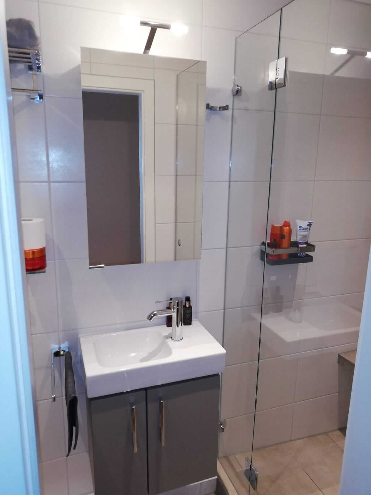 Bild eines hellen Gästebads.