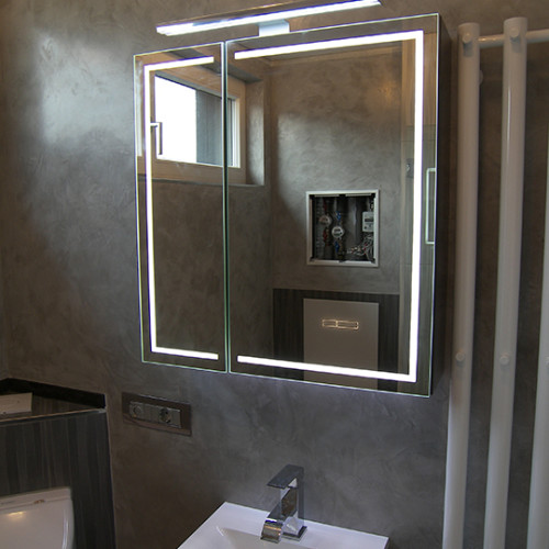 Spiegelschrank mit integrierter Beleuchtung