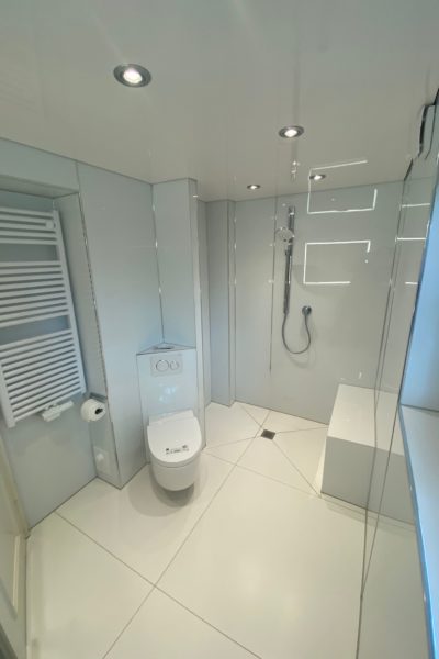 Alu Verbundplatte im Bad im Duschbereich