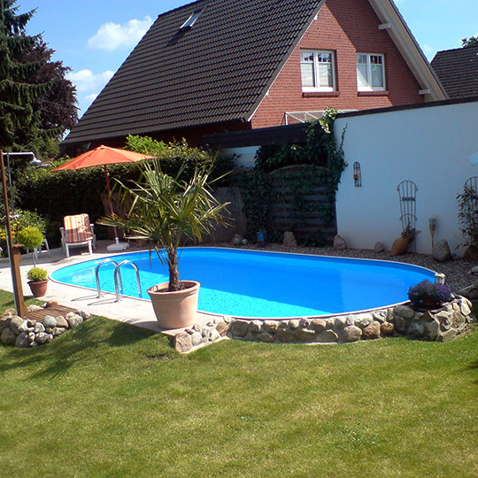 Swimmingpool im Garten