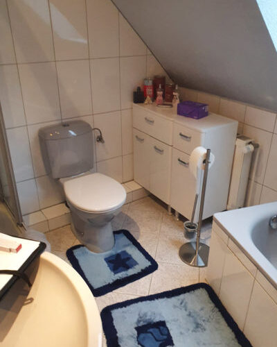 WC im alten Badezimmer mit Dachschräge in Schnelsen