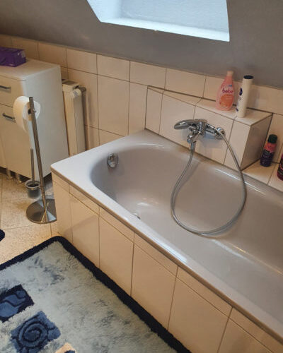 Badewanne im alten Badezimmer mit Dachschräge in Schnelsen