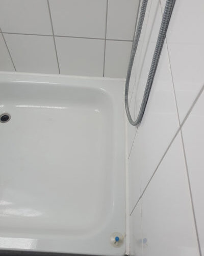 Dusche im alten Badezimmer mit Dachschräge in Schnelsen