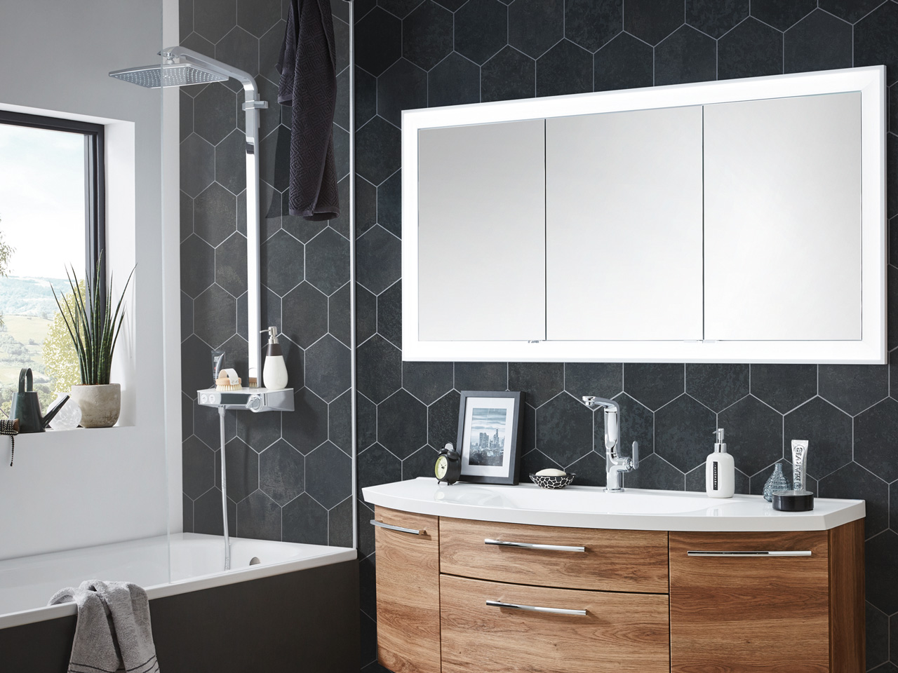 Bad mit Dusch-Badewanne