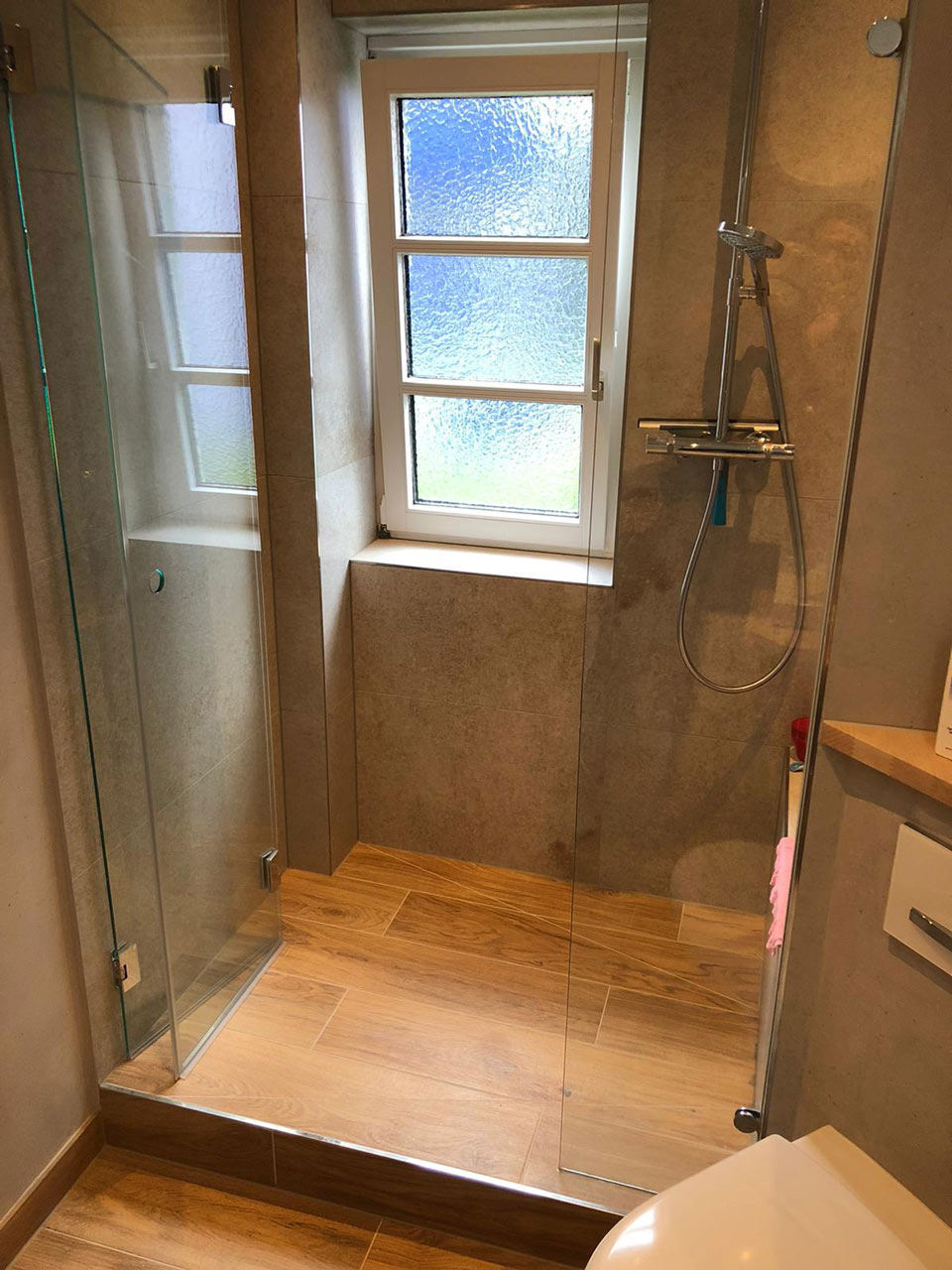 Fliesen in Holzoptik im Bad mit Dusche