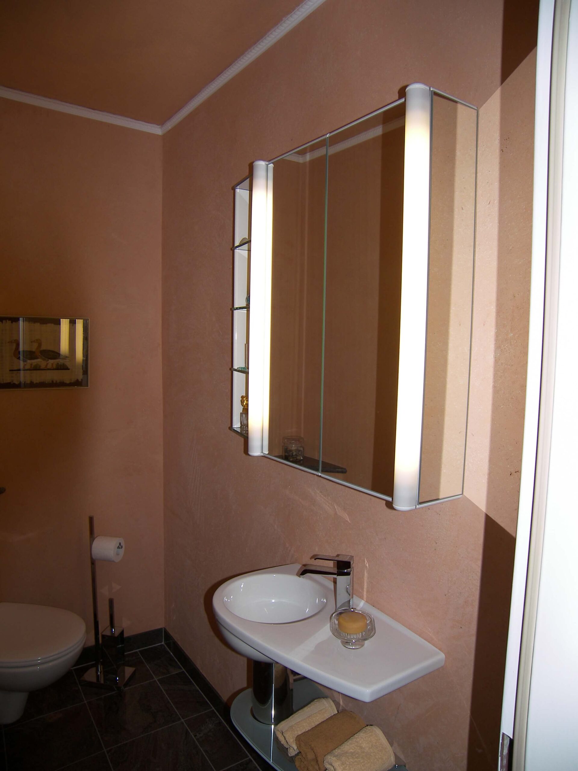 Warmes Badezimmer ohne Fenster.