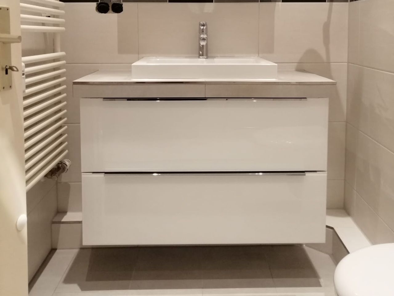 Waschtisch mit Unterschrank und Aufsatzbecken