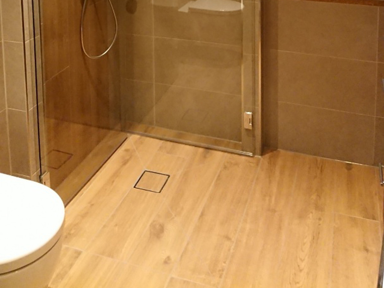 Badfliesen in Holzoptik