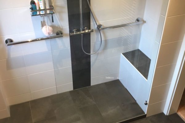 Neues Bad mit offener Dusche HH Langenhorn