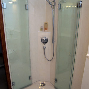 Bodengleiche Dusche mit Glastrennwänden