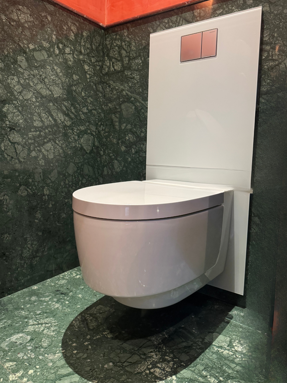 Dusch WC Innenseite in der Badausstellung Norderstedt von Bäder Dunkelmann
