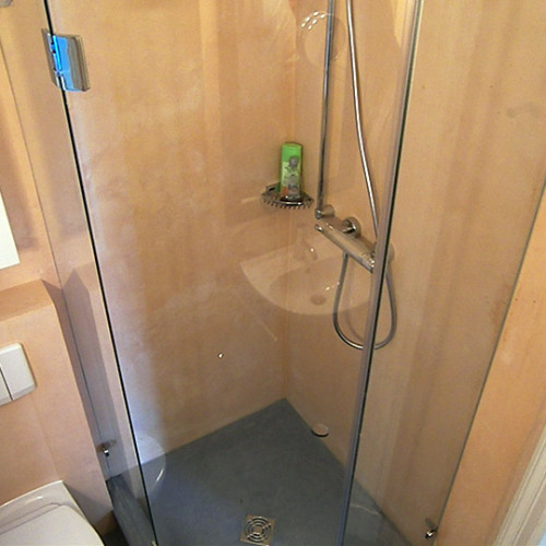 Duschabtrennungen in fünfeckiger Dusche mit Glaswänden