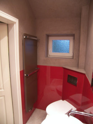 Acrylplatten in rot im Gäste WC