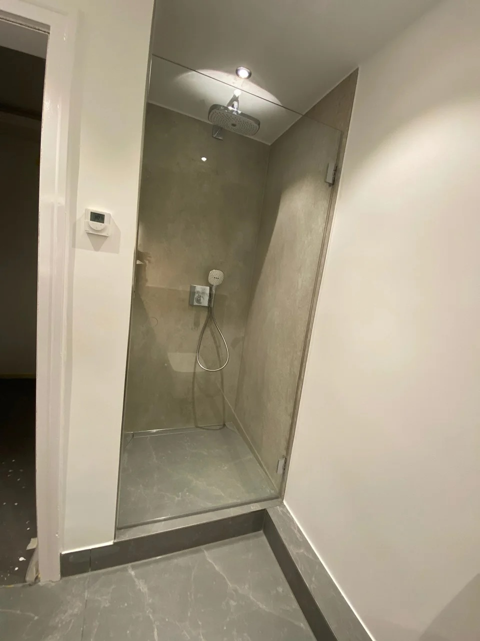 Fugenloses Bad, Dusche mit großformatigen Fliesen