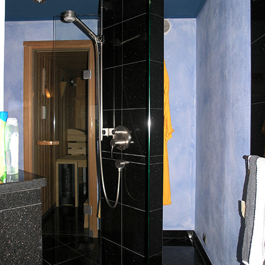 Badsanierung individuell in einem Granit Blue Pearl Badezimmer.
