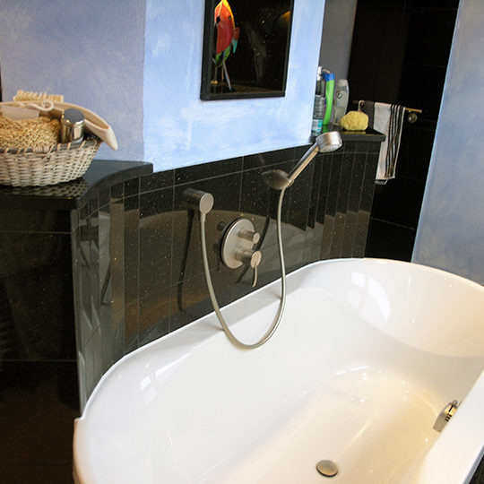 Badewanne für zwei in einem Granit Blue Pearl Badezimmer.