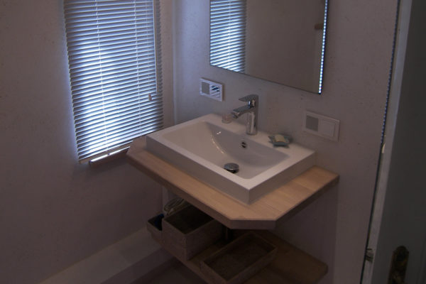 Waschtischplatte aus Holz mit Aufsatzbecken Waschtischplatte aus Holz mit Aufsatzbecken