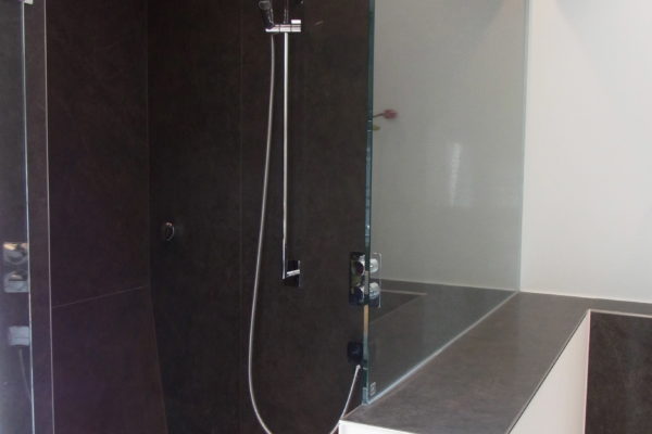 Duschbereich mit Kerlite Fliesen Duschbereich mit Kerlite Fliesen