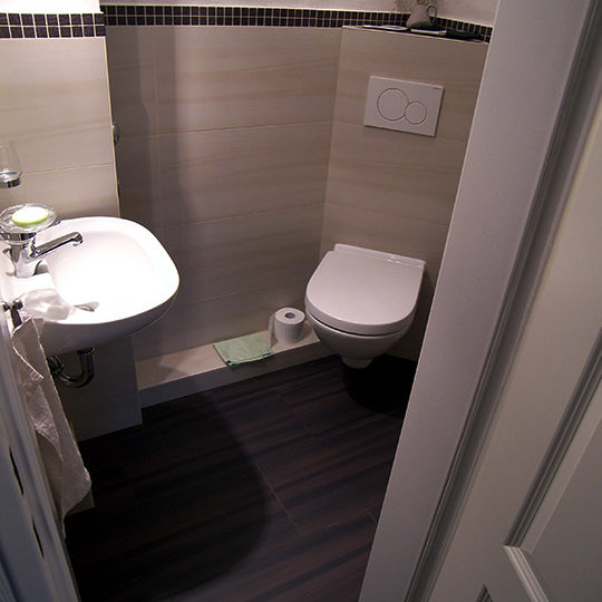 Mini Dusche mit WC nach der Badrenovierung durch Bäder Dunkelmann.