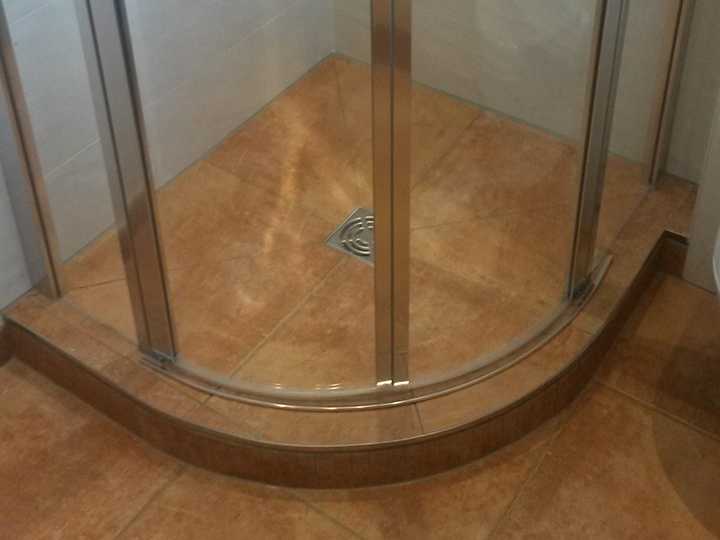 Kleiner Duschbereich als Beispiel für ein Minibad in Hamburg von Bäder Dunkelmann.