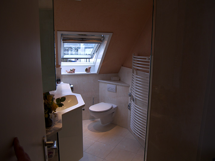 Kundenbeispiel für ein Minibad im Dachgeschoss.