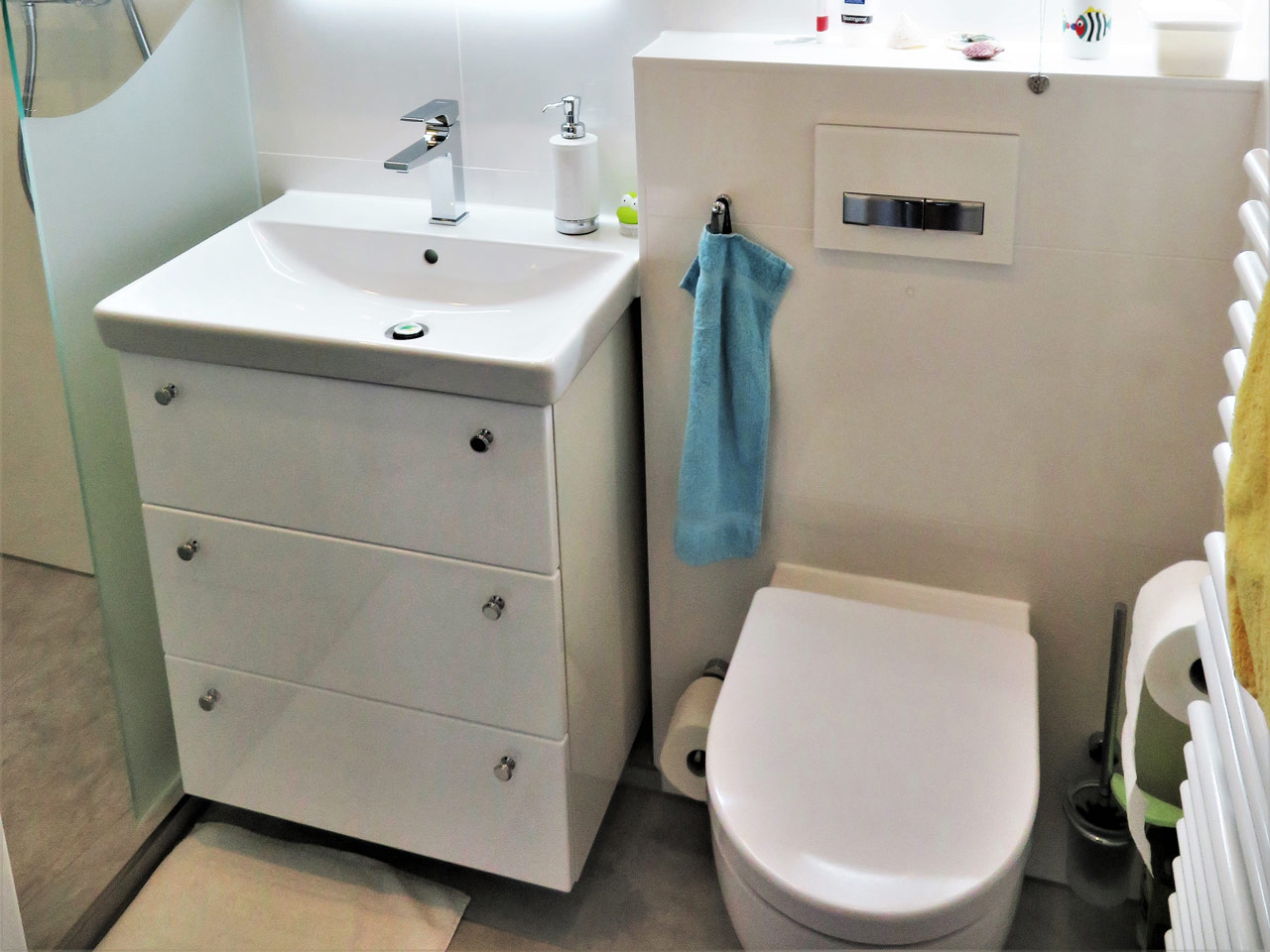 Minibad mit weißem Waschtisch.