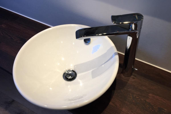 Waschtischplatte aus Holz mit Aufsatzbecken Waschtischplatte aus Holz mit rundem Aufsatzbecken