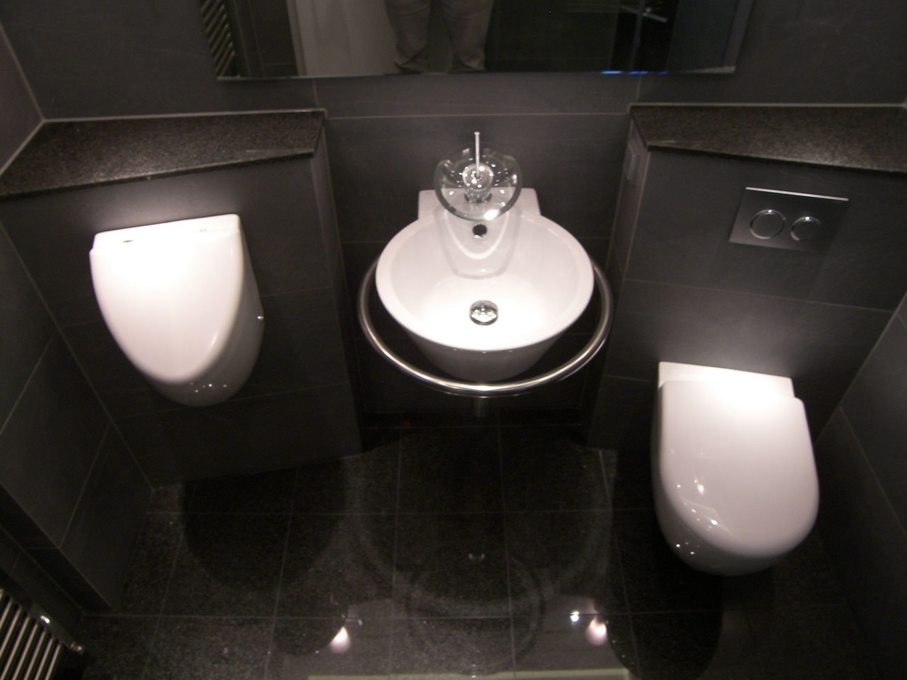 Schwarz weißes Bad WC