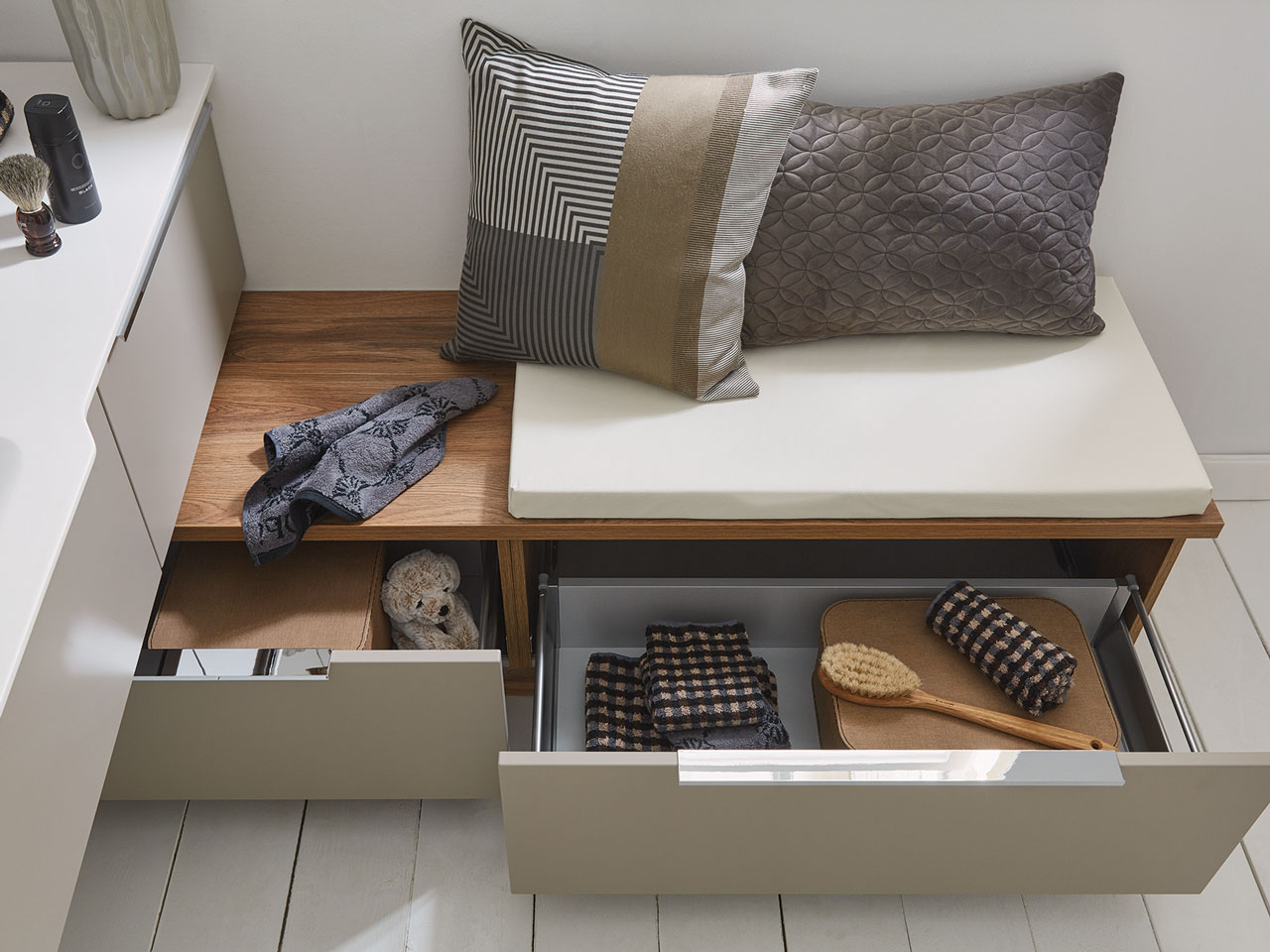 Sitzbank im Badezimmer für zusätzlichen Stauraum