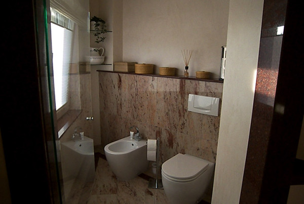 WC und Bidet Marmor Bad