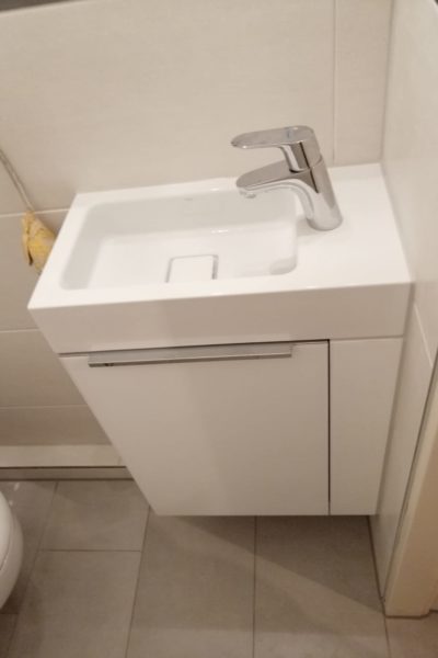 Das Waschbeken eines 1,4 qm kleinen Gäste-WCs in Wellingsbüttel nach der Badmodernisierung durch Bäder Dunkelmann.