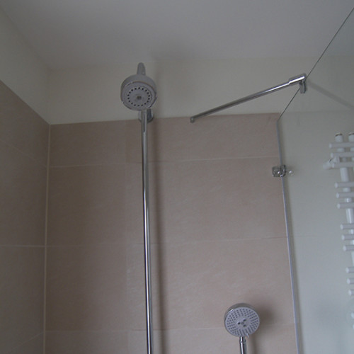 Duschbereich 2m hoch mit Fliesen belegt