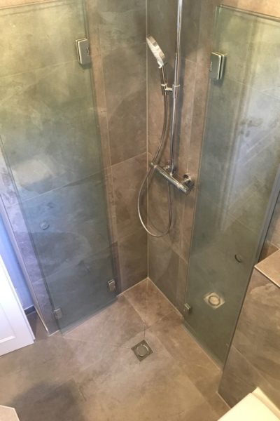 Bodengleiche Dusche mit Klapptüren im 3qm Bad mit Dusche.