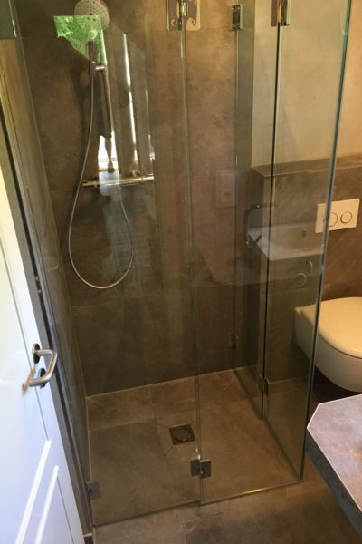 Bodengleiche Dusche mit Klapptüren aus Glas im neuen 3qm Bad mit Dusche.