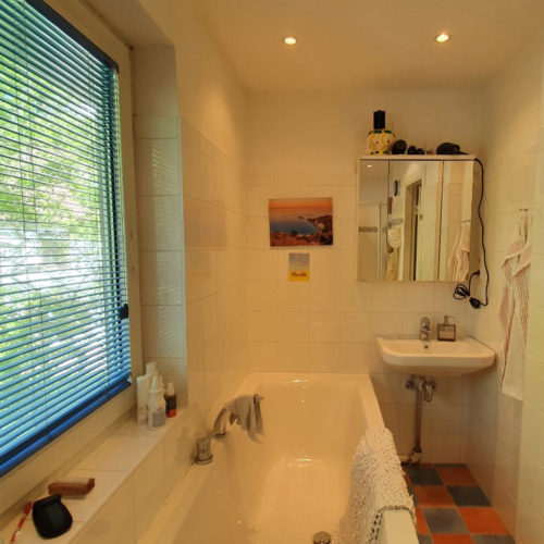 Badewanne eines alten Duschbads in Flottbek vor der Badsanierung durch Bäder Dunkelmann.