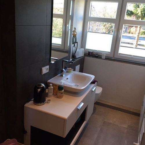 Ein weißes Waschbecken im modernen Duschbad in Hamburg nach der Badsanierung durch Bäder Dunkelmann.