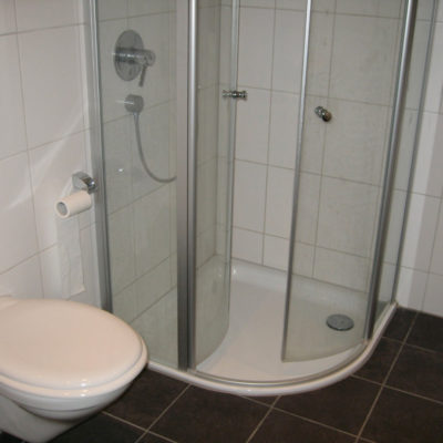 Weißes 6qm großes Duschbad in Lokstedt vor der Badsanierung.