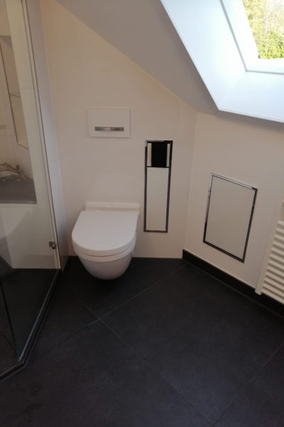 Der WC-Bereich eines neuen Duschbads unter einer Dachschräge nach der Badsanierung durch Bäder Dunkelmann.
