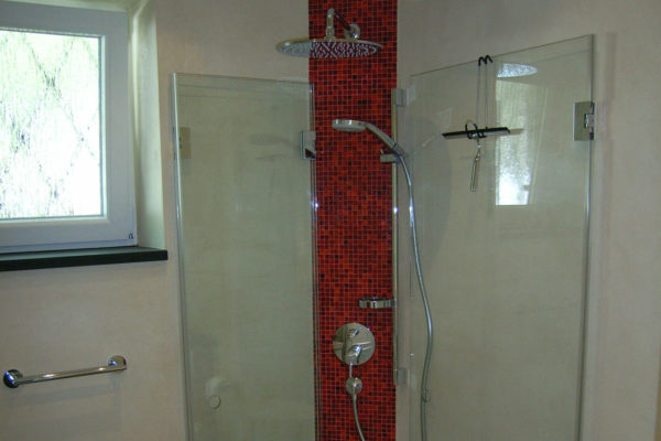 Duschbereich mit Regendusche und Akzenten