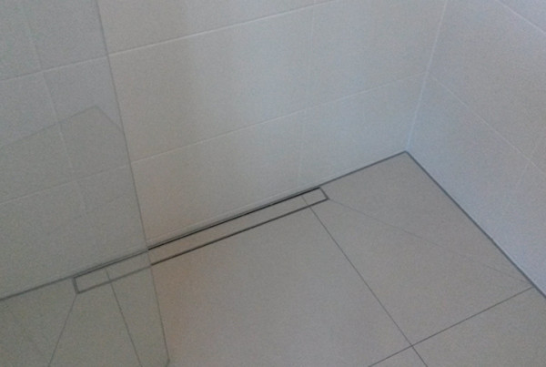 Fliesenschnitt im Duschbereich