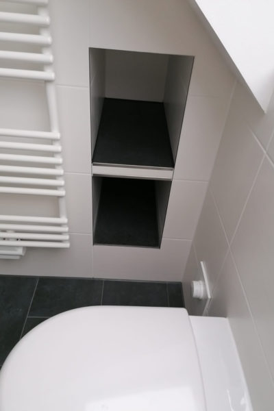 Ablagenischen im neuen Badezimmer mit Dachschräge in Schnelsen