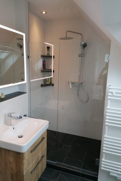 Dusche und Waschtisch im neuen Badezimmer mit Dachschräge in Schnelsen