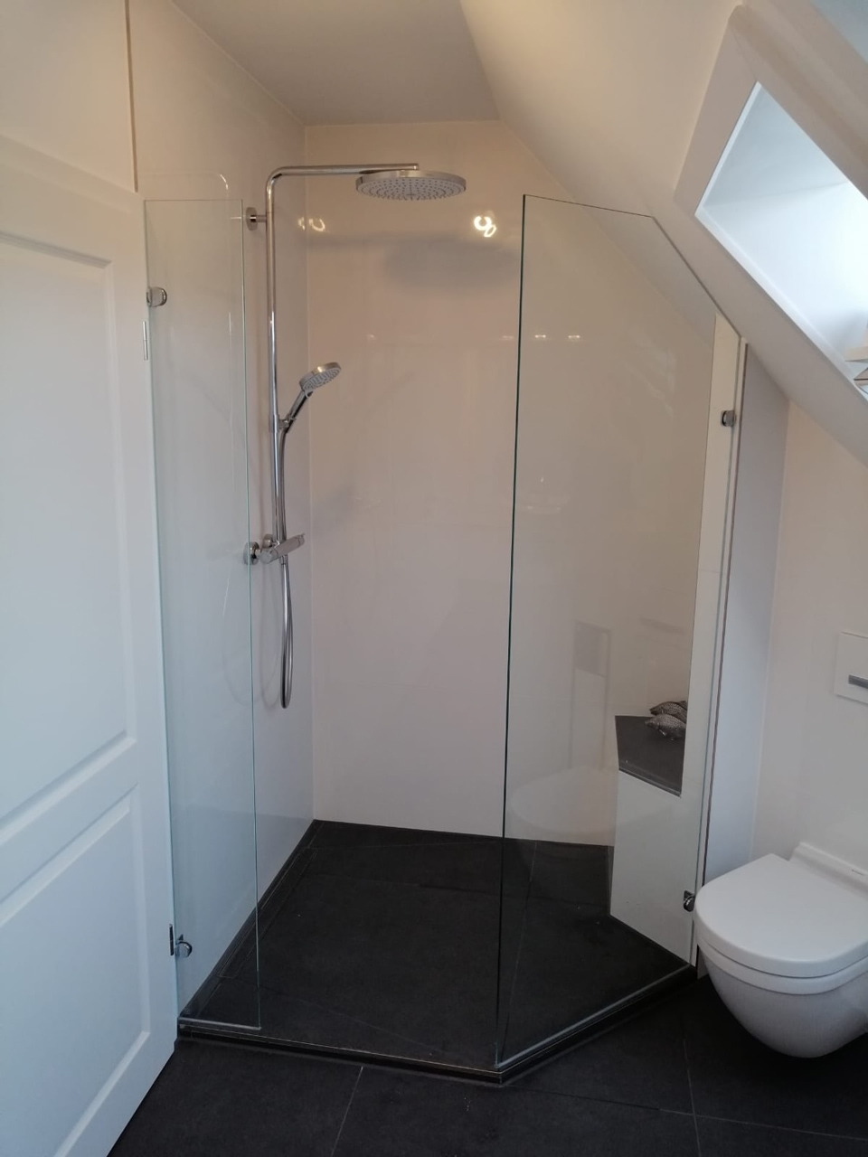 Bad mit Dusche unter Dachschräge