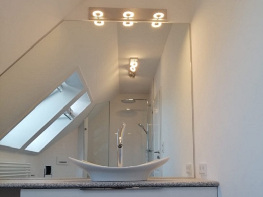 Badezimmer unter Dachschräge mit Glastrennwand