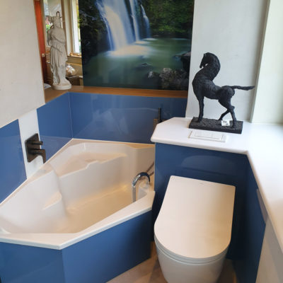 Ein blaues Bad mit Acrylplatten in der Badausstellung Norderstedt von Bäder Dunkelmann.